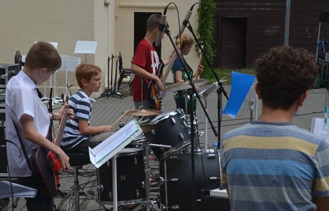Die Band Geld wie Heu beim Sommerfest der Musikschule am 15. Juni 2019 auf der Freilichtbühne