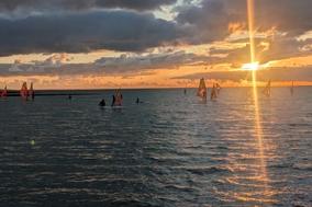 Surferklasse im Gegenlicht bei Sonnenuntergang im Sommer