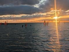 Surferklasse im Gegenlicht bei Sonnenuntergang im Sommer