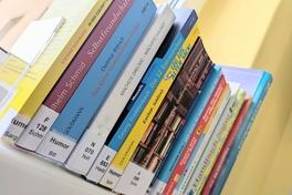 Buchrücken mit Signaturen