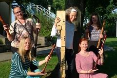 die FlötenMädels +- Die Flötenmädels im Garten der Musikschule