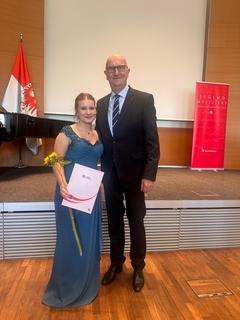 Elisabet Zadorozhna mit dem Ministerpräsidenten des Landes Brandenburg und Gastgeber des Empfangs, Herrn Dr. Dietmar Woidke