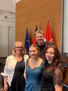 Die Reisegruppe der Musikschule Vicco von Bülow: Anna und Elisabet Zadorozhna, die Gesangslehrerin Carmen Dahlke und Musikschulleiter Arndt Jeschke