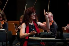 Iris-Simone Au als Schreibmaschinistin