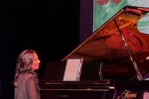 Klavierlehrerin am Instrument