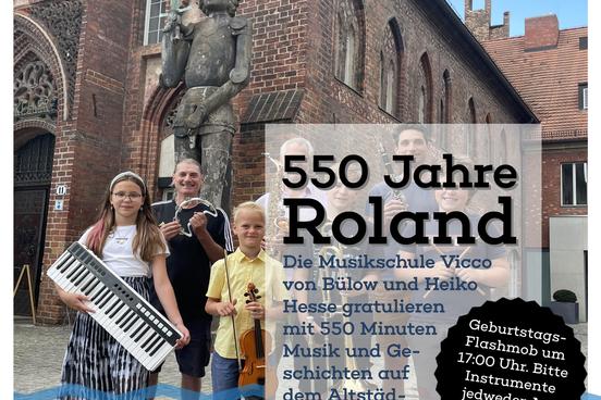 Musikgruppe Weekly Jazz vor der Rolandstatue in Brandenburg an der Havel