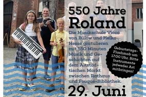 Musikgruppe Weekly Jazz vor der Rolandstatue in Brandenburg an der Havel