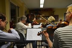 das Kammerorchester bei der Probe Das Kammerorchester Vicconcerto bei der Probe in der MUsikschule Vicco von Bülow