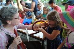 Kinder beim Instrumentenbau