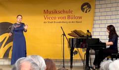 Die Mezzosopranistin Elisabet Zadorozhna auf der Gartenbühne der MUsikschule Vicco von Bülow in Brandenburg an der Havel