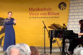 Die Mezzosopranistin Elisabet Zadorozhna auf der Gartenbühne der MUsikschule Vicco von Bülow in Brandenburg an der Havel