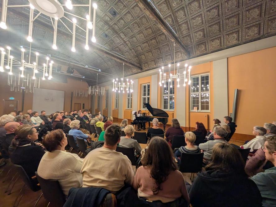 Gut gefüllt: Der Rolandsaal – ein Ort für Kultur in Brandenburg