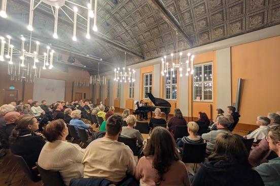 Gut gefüllt: Der Rolandsaal – ein Ort für Kultur in Brandenburg
