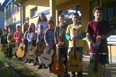 Gitarrenensemble "Picobello" Mitglieder des Gitarrennachwuchsensembles Picobello vor dem Gebäude der Musikschule Vicco von Bülow der Stadt Brandeburg an der Havel