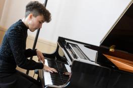 ein junger Mensch am Flügel