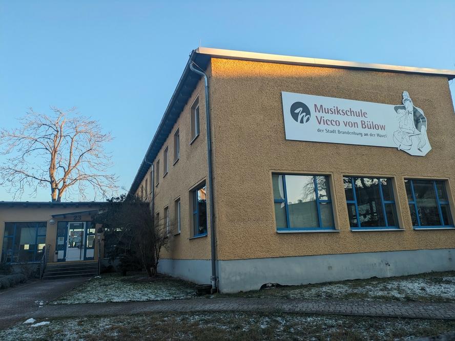 Das Musikschulgebäude im Winter