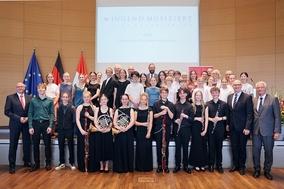 Gruppenbild aller Preisträgerinnen und Preisträger mit den Preisstiftenden und dem Ministerpräsidenten, Herrn Dr. Dietmar Woidke