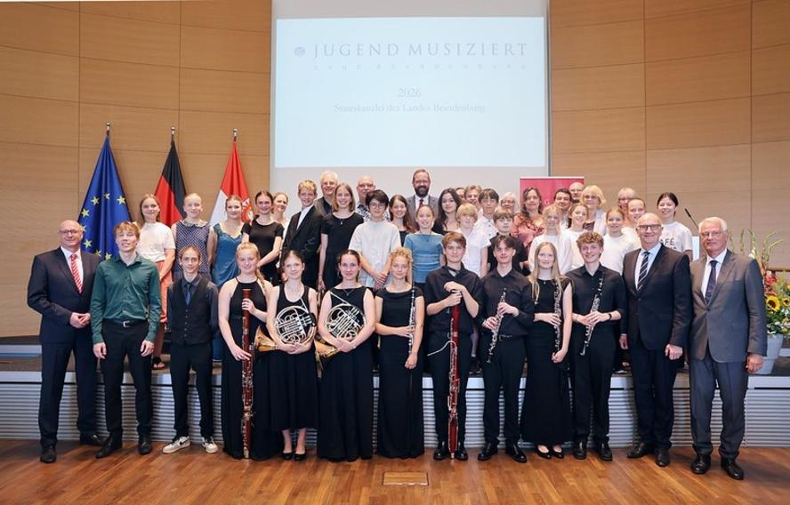 Gruppenbild aller Preisträgerinnen und Preisträger mit den Preisstiftenden und dem Ministerpräsidenten, Herrn Dr. Dietmar Woidke