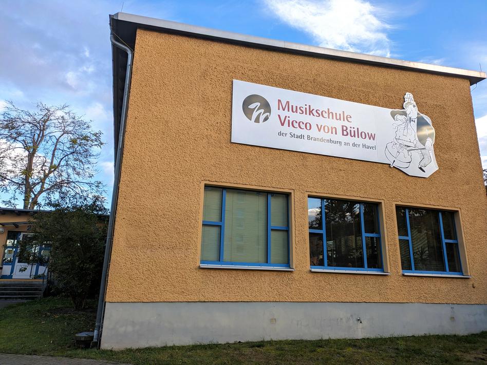 Das Musikschulgebäude im Herbst