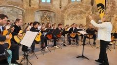 Das Brandenburger Gitarrenensemble und das Gitarrenorchester des Konservatoriums České Budějovice im Konzert unter der Leitung von Angelika Eckelmann