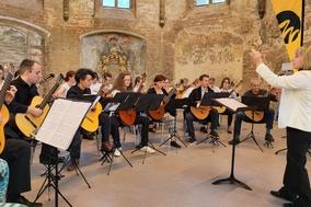 Das Brandenburger Gitarrenensemble und das Gitarrenorchester des Konservatoriums České Budějovice im Konzert unter der Leitung von Angelika Eckelmann