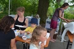 Jana Wilsky von der Wredowschen Zeichenschule malte mit Groß und Klein