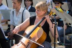 auch Violoncello – "das Modeinstrument" – kann ausprobiert werden (hier Kati Punstein beim Sommerfest der Musikschule 2018)