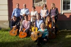 Das Gitarrenensemble der Musikschule "Vicco von Bülow" vor der Kirche in Trechwitz