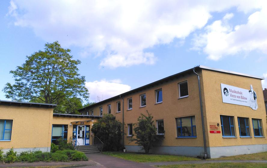 Das Muikschulgebäude in der Sommersonne