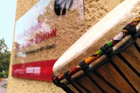 Eine Trommel am Eingang der Musikschule Vicco von Bülow