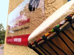 Trommel vor der Musikschulfassade