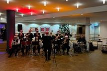 Die Bigband der Musikschule Vicco von Bülow im Foyer des Theaters Brandenburg