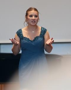 Elisabet Zadorozhna bei ihrer Darbietung in der Staatskanzlei in Potsdam