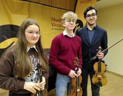 Die drei Wettbewerbsteilnehmer:innen zusammen in der Musikschule