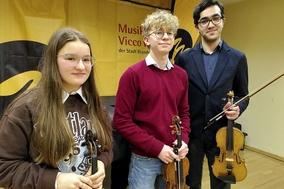 Die drei Wettbewerbsteilnehmer:innen zusammen in der Musikschule