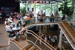Das Publikum in Foyer