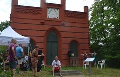 Rike Müller und Anja Manthey vor dem Pumpenhaus