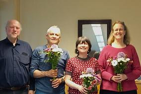Der scheidende Vorstand wird mit Blumen verabschiedet
