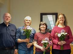 Der scheidende Vorstand wird mit Blumen verabschiedet