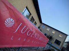 Ein Jugend musiziert Banner im Abendlicht vor der Musikschule Vicco von Bülow in der Stadt Brandenburg an der Havel