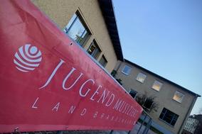 Ein Jugend musiziert Banner im Abendlicht vor der Musikschule Vicco von Bülow in der Stadt Brandenburg an der Havel