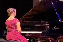 Klaviersolistin am Instrument