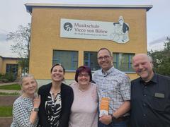 Der Vorstand des Förderkreises vor der Musikschule Vicco von Bülow