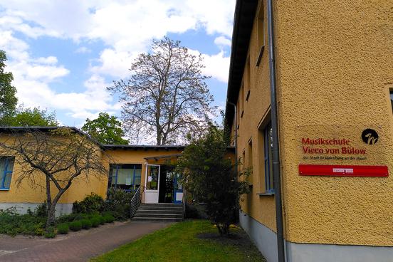 Das Musikschulgebäude im Frühling 2022