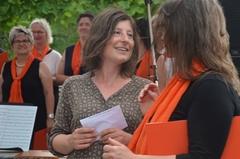 Simone Schulze vom Extrachor Brandenburg übergab an Carina Donner vom Förderkreis der Musikschule "Vicco von Bülow" eine Spende