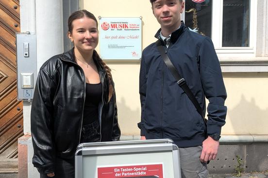 Die beiden Brandenburger Jugendlichen vor der Emmerich-Smola-Musikschule und Musikakademie Kaiserslautern