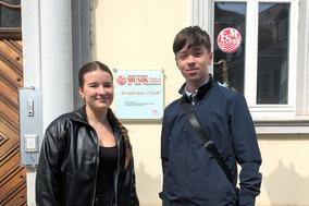 Die beiden Brandenburger Jugendlichen vor der Emmerich-Smola-Musikschule und Musikakademie Kaiserslautern