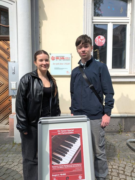 Die beiden Brandenburger Jugendlichen vor der Emmerich-Smola-Musikschule und Musikakademie Kaiserslautern