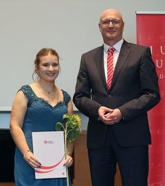 Elisabet Zadorozhna bei der Übergabe des Sonderpreises durch Herrn Ludger Weskamp