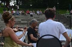das Kammerorchester trotzte mit einem temperamentvollen Konzert der Hitze auf der Freilichtbühne